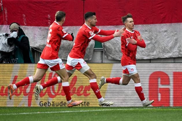23 11 2025, xjhx, Fußball 2 Bundesliga, 1 FC Kaiserslautern Holstein Kiel v l Torjubel nach dem Tor zum celebrating the goal celebrate 1 0 durch Naatan Mikael Skyttä 1 FC Kaiserslautern DFL DFB REGULATIONS PROHIBIT ANY USE OF PHOTOGRAPHS as IMAGE SEQUENCES and or QUASI VIDEO Kaiserslautern