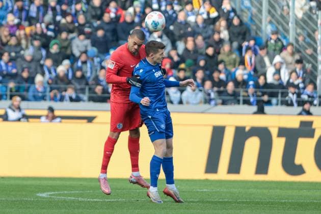 23 11 2025, xhettx, Soccer 2 Bundesliga, Karlsruher SC SV Elversberg v l header duel Jan Gyamerah SV Elversberg, 30 and Marvin Wanitzek Karlsruher SC, 10 DFL DFB REGULATIONS PROHIBIT ANY USE OF PHOTOGRAPHS as IMAGE SEQUENCES and or QUASI VIDEO Karlsruhe