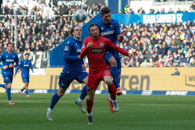 23 11 2025, xhettx, Fussball 2 Bundesliga, Karlsruher SC SV Elversberg v l Lukas Petkov SV Elversberg, 25 kommt nicht an den Ball gegen Nicolai Rapp Karlsruher SC, 6 DFL DFB REGULATIONS PROHIBIT ANY USE OF PHOTOGRAPHS as IMAGE SEQUENCES and or QUASI VIDEO Karlsruhe