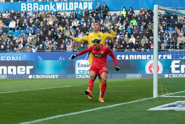 23 11 2025, xhettx, Soccer 2 Bundesliga, Karlsruher SC SV Elversberg v l Younes Ebnoutalib SV Elversberg, 22 blocks Hans Christian Bernat Karlsruher SC, 1 DFL DFB REGULATIONS PROHIBIT ANY USE OF PHOTOGRAPHS as IMAGE SEQUENCES and or QUASI VIDEO Karlsruhe