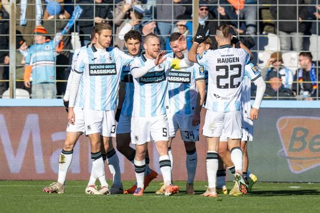 Goal celebration for 1 0, Siemen Voet 3 TSV 1860 Muenchen , Thore Jacobson 5 TSV 1860 Muenchen , Patrick Hobsch 34 TSV 1860 Muenchen , Sigurd Haugen 22 TSV 1860 Muenchen , TSV 1860 Muenchen vs 1 FC Saarbruecken, 3 Liga, 15 Spieltag, 23 11 2025 DFB regulations prohibit any use of photographs as image sequences and or quasi video Muenchen Bayern Deutschland Copyright: xkolbert-press UlrichxGamelx