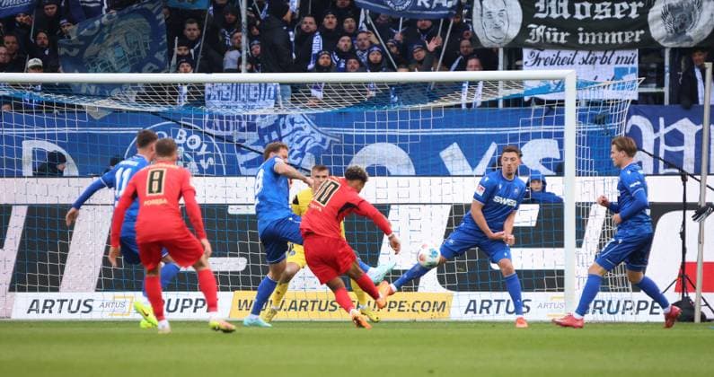 23 11 2025, Football, Men, 2 Bundesliga, Season 2025 2026, Karlsruher SC SV 07 Elversberg, Bambase Conte SV 07 Elversberg fails to finish Karlsruhe BBBank Wildpark Baden Württemberg Germany DEU Copyright: xFabianxKleerx
