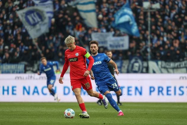 Fabian Schleusener Karlsruher SC, 24 presses Pinckert Lukas SV Elversberg, 19 , Karlsruher SC vs SV Elversberg, 2 Bundesliga, Matchday 13, 2025 2026, 23 11 2025, DFL REGULATES PROHIBIT ANY USE OF PHOTOGRAPHS AS IMAGE SEQUENCES AND OR QUASI VIDEO, Karlsruher SC vs SV Elversberg, 2 Bundesliga, Matchday 13, 2025 2026, 23 11 2025 Karlsruhe Copyright: xEibner-Pressefoto JanxPrihodax EP_JPA