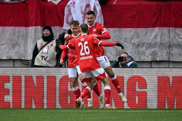 23 11 2025, xjhx, Fußball 2 Bundesliga, 1 FC Kaiserslautern Holstein Kiel v l Torjubel nach dem Tor zum celebrating the goal celebrate 1 0 durch Naatan Mikael Skyttä 1 FC Kaiserslautern DFL DFB REGULATIONS PROHIBIT ANY USE OF PHOTOGRAPHS as IMAGE SEQUENCES and or QUASI VIDEO Kaiserslautern