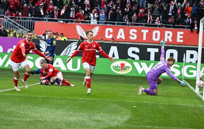 Soccer 2 Bundesliga Season 2025 26 1 FC Kaiserslautern 23 11 2025 Fritz Walter Stadion 1 FC Kaiserslautern fck Holstein Kiel ki Naatan SKYTTAE 1 FC Kaiserslautern , mi, scores the 1 0, re goalkeeper Jonas KRUMREY Holstein Kiel 1 FC Kaiserslautern