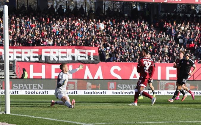 23 11 2025 Soccer Season 2025 2026 2 Soccer Bundesliga 13 Matchday 1 FC Nuremberg FCN Club DSC Arminia Bielefeld Sportfoto Zink DaMa xdaxmax DFL regulations prohibit any use of photographs as image sequences and or quasi video only for editorial use Noah Joel Sarenren Bazee 37, Arminia Bielefeld with shot on goal gg Jan Reichert 1, 1 FC Nuremberg FCN