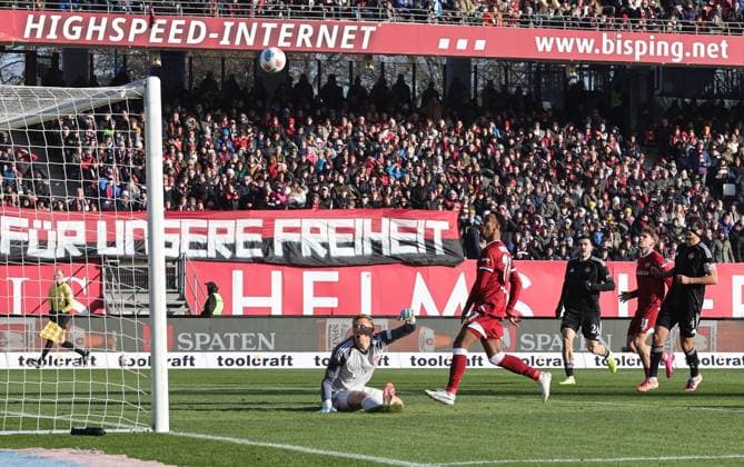 23 11 2025 Soccer Season 2025 2026 2 Soccer Bundesliga 13 Matchday 1 FC Nuremberg FCN Club DSC Arminia Bielefeld Sportfoto Zink DaMa xdaxmax DFL regulations prohibit any use of photographs as image sequences and or quasi video only for editorial use Noah Joel Sarenren Bazee 37, Arminia Bielefeld with shot on goal gg Jan Reichert 1, 1 FC Nuremberg FCN