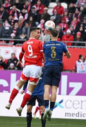 Soccer 2 Bundesliga Season 2025 26 1 FC Kaiserslautern 23 11 2025 Fritz Walter Stadion 1 FC Kaiserslautern fck Holstein Kiel ki Ivan PRTAJIN 1 FC Kaiserslautern , li Marco KOMENDA Holstein Kiel 1 FC Kaiserslautern