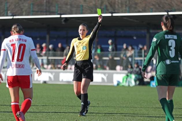 Google Pixel Womens Bundesliga, RB Leipzig VfL Wolfsburg 23 11 2025 Referee Selina Menzel shows the yellow card, Warning Football, Google Pixel Womens Bundesliga, Season 2025 2026, 11 Matchday RB Leipzig vs VfL Wolfsburg on 23 11 2025, Training Center Cottaweg, Leipzig DFB REGULATIONS PROHIBIT ANY USE OF PHOTOGRAPHS AS IMAGE SEQUENCES AND OR QUASI VIDEO Copyright: xBEAUTIFULxSPORTS JanxKaeferx