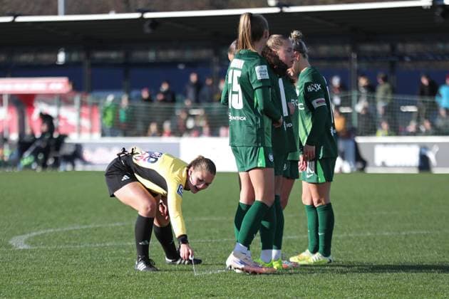 Google Pixel Womens Bundesliga, RB Leipzig VfL Wolfsburg 23 11 2025 Referee Selina Menzel marks the free kick line with spray Football, Google Pixel Womens Bundesliga, Season 2025 2026, Matchday 11 RB Leipzig vs VfL Wolfsburg on 23 11 2025, Training Center Cottaweg, Leipzig DFB REGULATIONS PROHIBIT ANY USE OF PHOTOGRAPHS AS IMAGE SEQUENCES AND OR QUASI VIDEO Copyright: xBEAUTIFULxSPORTS JanxKaeferx