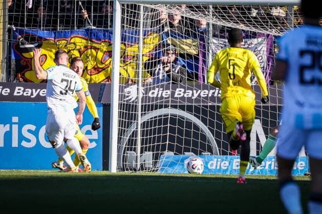 Patrick Hobsch 34 TSV 1860 Muenchen pushes in for 1 0, Goal, TSV 1860 Muenchen vs 1 FC Saarbruecken, Football, Dritte Liga, DFL, Saison 2025 2026, Hinrunde, 15 Spieltag, 23 11 2025 DFB regulations prohibit any use of photographs as image sequences and or quasi video Muenchen Bayern Deutschland Copyright: xkolbert-press MartinxAgüerax