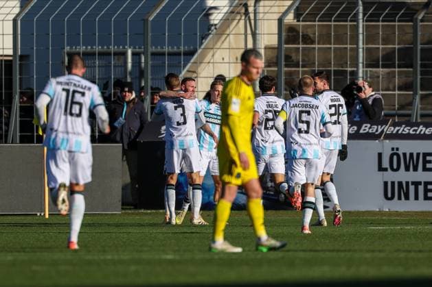 TSV 1860 Muenchen team celebrating after the 1 0 goal by Patrick Hobsch 34 TSV 1860 Muenchen , TSV 1860 Muenchen vs 1 FC Saarbruecken, Fußball, Dritte Liga, DFL, Saison 2025 2026, Hinrunde, 15 Spieltag, 23 11 2025 DFB regulations prohibit any use of photographs as image sequences and or quasi video Muenchen Bayern Deutschland Copyright: xkolbert-press MartinxAgüerax