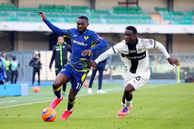 Verona™s Jean Daniel Akpa Akpro Parma™s Mandela Keita during the Serie A soccer match between Hellas Verona and Parma at the Bentegodi Stadium in Verona, north west Italy - Sunday , November 23 , 2025. - Soccer .  Copyright: xPaolaxGarbuio Lapressex