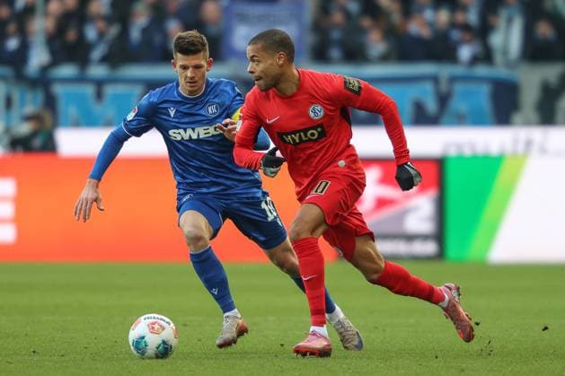 Gyamerah Jan SV Elversberg, 30 in duel with Marvin Wanitzek Karlsruher SC, 10 , Karlsruher SC vs SV Elversberg, 2 Bundesliga, Matchday 13, 2025 2026, 23 11 2025, DFL REGULATES PROHIBIT ANY USE OF PHOTOGRAPHS AS IMAGE SEQUENCES AND OR QUASI VIDEO, Karlsruher SC vs SV Elversberg, 2 Bundesliga, Matchday 13, 2025 2026, 23 11 2025 Karlsruhe Copyright: xEibner-Pressefoto JanxPrihodax EP_JPA