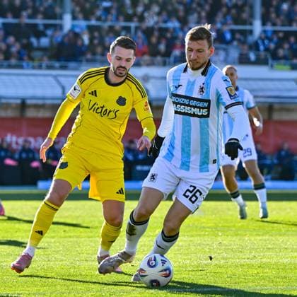 v li Sebastian Vasiliadis Saarbruecken, 19 Philipp Maier TSV 1860, 26 in duel, duel, tackle, dynamics, action, action, 23 11 2025, Munich Germany , Football, 3 Liga, TSV 1860 München 1 FC Saarbrücken, DFB DFL REGULATIONS PROHIBIT ANY USE OF PHOTOGRAPHS AS IMAGE SEQUENCES AND OR QUASI VIDEO xslx