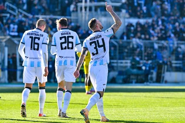 TSV 1860 Muenchen players with goal celebration, celebrate the goal, goal, celebration, jubilation over the goal to 1 0 by Patrick Hobsch TSV 1860, 34 , optimistic, action, action, 23 11 2025, Munich Germany , Football, 3 Liga, TSV 1860 München 1 FC Saarbrücken, DFB DFL REGULATIONS PROHIBIT ANY USE OF PHOTOGRAPHS AS IMAGE SEQUENCES AND OR QUASI VIDEO xslx