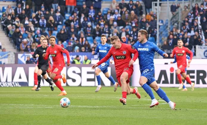 23 11 2025, Football, Men, 2 Bundesliga, Season 2025 2026, Karlsruher SC SV 07 Elversberg, Lasse Günther SV 07 Elversberg Christoph Kobald Karlsruher SC Karlsruhe BBBank Wildpark Baden Württemberg Germany DEU Copyright: xFabianxKleerx