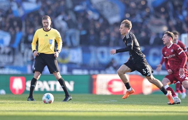 23 11 2025 Soccer Season 2025 2026 2 Soccer Bundesliga 13 Matchday 1 FC Nürnberg FCN Club DSC Arminia Bielefeld Sportfoto Zink DaMa xdaxmax DFL regulations prohibit any use of photographs as image sequences and or quasi video only for editorial use Tim Janisch 32, 1 FC Nürnberg FCN