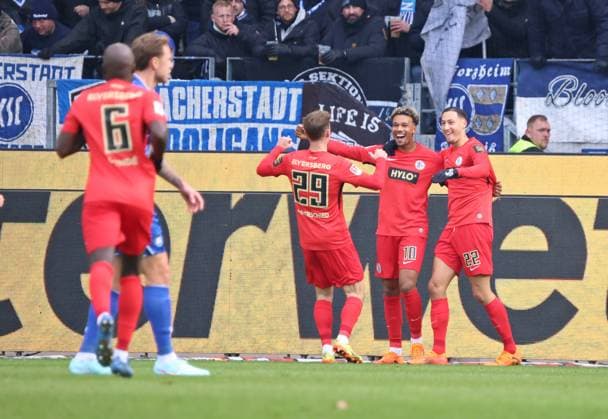 23 11 2025, Football, Men, 2 Bundesliga, Season 2025 2026, Karlsruher SC SV 07 Elversberg, SV Elversberg goal celebration after the goal to 0 1 by Younes Ebnoutalib SV 07 Elversberg Karlsruhe BBBank Wildpark Baden Württemberg Germany DEU Copyright: xFabianxKleerx