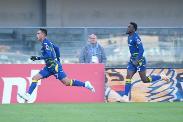 Giovane Santana Do Nascimento of Hellas Verona FC celebrates after scores a goal during the soccer match between Hellas Verona FC and Parma Calcio, MD12 of Serie A Enilive Italian soccer championship 2025 2026 at Marcantonio Bentegodi Stadium on November 23, 2025, Verona, Italy.  Copyright: xRobertoxTommasini IPAxSportx xipa-agency.netx xx IPA_68293382 IPA_Agency_IPA68293382