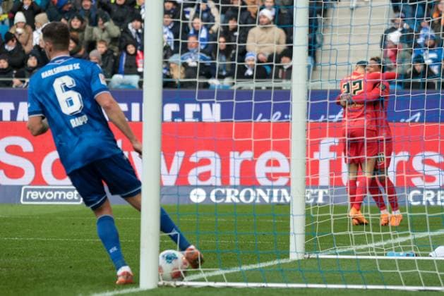 23 11 2025, xhettx, Fussball 2 Bundesliga, Karlsruher SC SV Elversberg v l Jubel um das 0 1 durch Younes Ebnoutalib SV Elversberg, 22 DFL DFB REGULATIONS PROHIBIT ANY USE OF PHOTOGRAPHS as IMAGE SEQUENCES and or QUASI VIDEO Karlsruhe