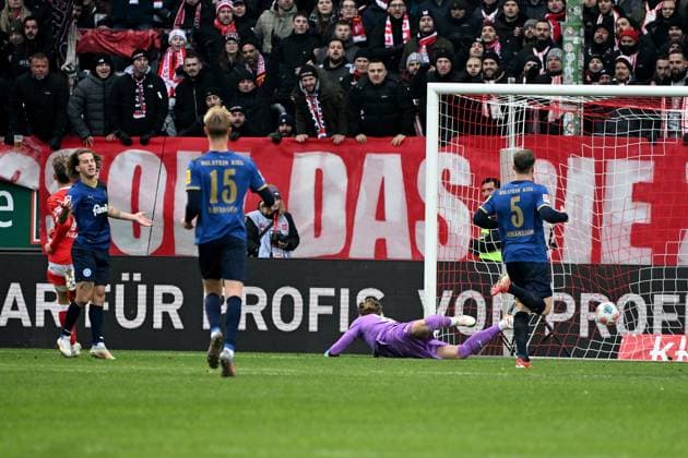 23 11 2025, xjhx, Fussball 2 Bundesliga, 1 FC Kaiserslautern Holstein Kiel v l Naatan Mikael Skyttä 1 FC Kaiserslautern Torschuetze, erzielt das Tor, Treffer, scores the goal 2 0 Jonas Krumrey Holstein Kiel DFL DFB REGULATIONS PROHIBIT ANY USE OF PHOTOGRAPHS as IMAGE SEQUENCES and or QUASI VIDEO Kaiserslautern
