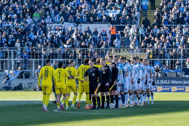 The players of both teams high-fiving before the match, with the referee team GER, TSV 1860 Muenchen vs 1 FC Saarbruecken, Soccer, 3 Bundesliga, Matchday 15, Season 2025 2026, 23 11 2025 DFL DFB REGULATIONS PROHIBIT ANY USE OF PHOTOGRAPHS as IMAGE SEQUENCES and or QUASI VIDEO GER, TSV 1860 Muenchen vs 1 FC Saarbruecken, Football, 3 Bundesliga, Matchday 15, Season 2025 2026, 23 11 2025 Muenchen Copyright: xEibner-Pressefoto HeikexFeinerx EP_HFR