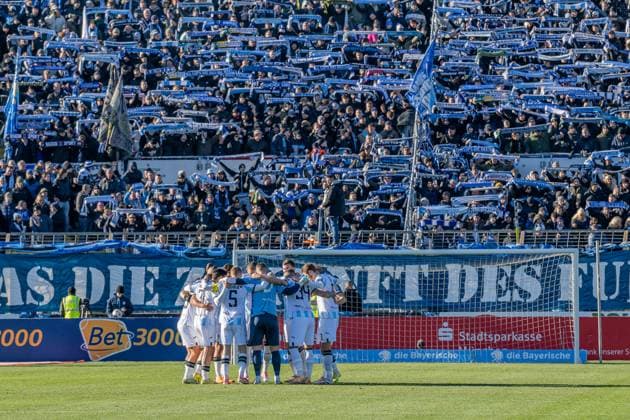 The Loewen motivate themselves in the players circle in front of their fans in the Westkurve for the upcoming match GER, TSV 1860 Muenchen vs 1 FC Saarbruecken, Football, 3 Bundesliga, Matchday 15, Season 2025 2026, 23 11 2025 DFL DFB REGULATIONS PROHIBIT ANY USE OF PHOTOGRAPHS as IMAGE SEQUENCES and or QUASI VIDEO GER, TSV 1860 Muenchen vs 1 FC Saarbruecken, Football, 3 Bundesliga, Matchday 15, Season 2025 2026, 23 11 2025 Muenchen Copyright: xEibner-Pressefoto HeikexFeinerx EP_HFR