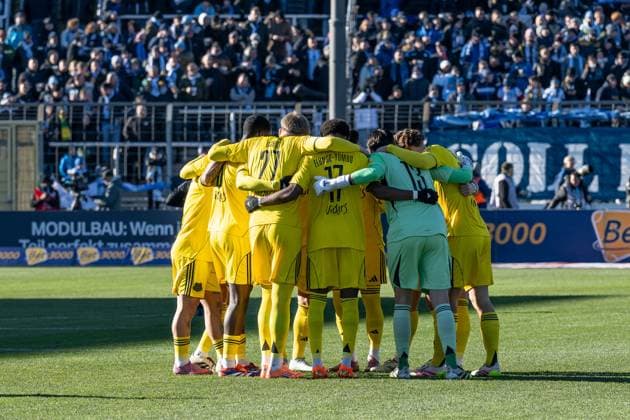 The Saarlanders motivate themselves in the players circle for the upcoming match GER, TSV 1860 Muenchen vs 1 FC Saarbruecken, Football, 3 Bundesliga, Matchday 15, Season 2025 2026, 23 11 2025 DFL DFB REGULATES PROHIBIT ANY USE OF PHOTOGRAPHS as IMAGE SEQUENCES and or QUASI VIDEO GER, TSV 1860 Muenchen vs 1 FC Saarbruecken, Football, 3 Bundesliga, Matchday 15, Season 2025 2026, 23 11 2025 Muenchen Copyright: xEibner-Pressefoto HeikexFeinerx EP_HFR