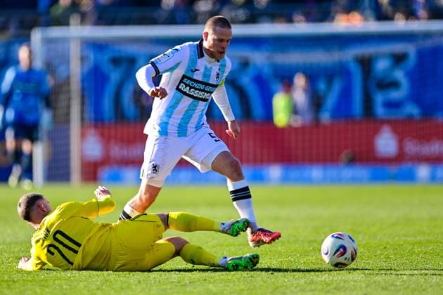 v li Florian Pick Saarbruecken, 20 Thore Jacobsen TSV 1860, 5 in duel, duel, tackle, dynamics, action, action, 23 11 2025, Munich Germany , Football, 3 Liga, TSV 1860 München 1 FC Saarbrücken, DFB DFL REGULATIONS PROHIBIT ANY USE OF PHOTOGRAPHS AS IMAGE SEQUENCES AND OR QUASI VIDEO xslx