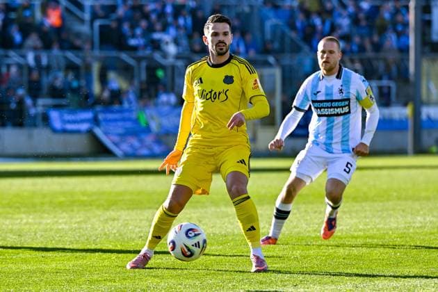 from left Kasim Rabihic Saarbruecken, 10 on the ball, behind Thore Jacobsen TSV 1860, 5 , 23 11 2025, Munich Germany , Soccer, 3 Liga, TSV 1860 München 1 FC Saarbrücken, DFB DFL REGULATIONS PROHIBIT ANY USE OF PHOTOGRAPHS AS IMAGE SEQUENCES AND OR QUASI VIDEO xslx