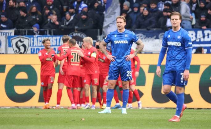 23 11 2025, Football, Men, 2 Bundesliga, Season 2025 2026, Karlsruher SC SV 07 Elversberg, Disappointment at Marcel Franke Karlsruher SC and Dzenis Burnic Karlsruher SC after the 0 1 Karlsruhe BBBank Wildpark Baden Württemberg Germany DEU Copyright: xFabianxKleerx