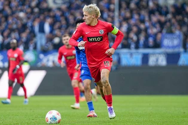 Soccer 2 Bundesliga, Matchday 13, Karlsruher SC SV Elversberg on 23 11 2025 in Karlsruhe BBBank Wildpark , Germany, Season 2025 2026 DFL REGULATIONS PROHIBIT ANY USE OF PHOTOGRAPHS AS IMAGE SEQUENCES AND OR QUASI VIDEO Lukas Finn Pinckert 19, SVE im Fokus Karlsruhe BBBank Wildpark Germany Copyright: xChristophxKinzingerx