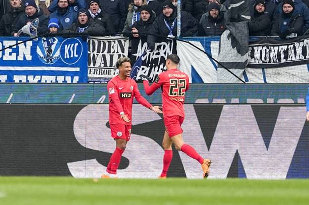 Soccer 2 Bundesliga, Matchday 13, Karlsruher SC SV Elversberg on 23 11 2025 in Karlsruhe BBBank Wildpark , Germany, Season 2025 2026 DFL REGULATIONS PROHIBIT ANY USE OF PHOTOGRAPHS AS IMAGE SEQUENCES AND OR QUASI VIDEO Younes Ebnoutalib 22, SVE and Bambase Conte 10, SVE cheer after scoring the 0 1 Karlsruhe BBBank Wildpark Germany Copyright: xChristophxKinzingerx