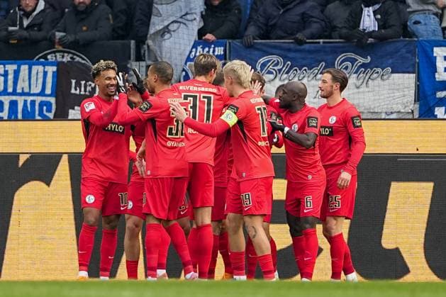 Soccer 2 Bundesliga, Matchday 13, Karlsruher SC SV Elversberg on 23 11 2025 in Karlsruhe BBBank Wildpark , Germany, Season 2025 2026 DFL REGULATIONS PROHIBIT ANY USE OF PHOTOGRAPHS AS IMAGE SEQUENCES AND OR QUASI VIDEO Collective cheering after the goal of Younes Ebnoutalib 22, SVE Karlsruhe BBBank Wildpark Germany Copyright: xChristophxKinzingerx