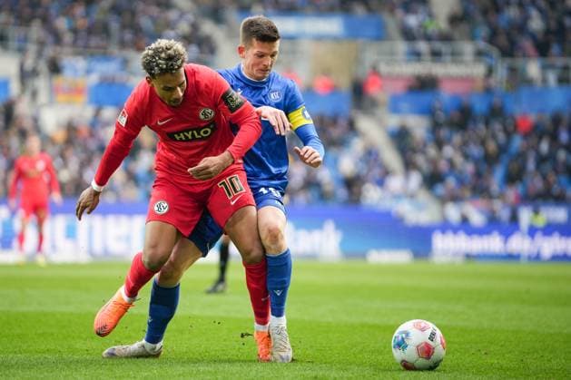Soccer 2 Bundesliga, Matchday 13, Karlsruher SC SV Elversberg on 23 11 2025 in Karlsruhe BBBank Wildpark , Germany, Season 2025 2026 DFL REGULATIONS PROHIBIT ANY USE OF PHOTOGRAPHS AS IMAGE SEQUENCES AND OR QUASI VIDEO Bambase Conte 10, SVE in duel with Marvin Wanitzek 10, KSC Karlsruhe BBBank Wildpark Germany Copyright: xChristophxKinzingerx