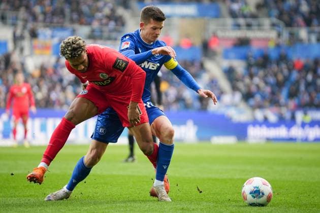 Soccer 2 Bundesliga, Matchday 13, Karlsruher SC SV Elversberg on 23 11 2025 in Karlsruhe BBBank Wildpark , Germany, Season 2025 2026 DFL REGULATIONS PROHIBIT ANY USE OF PHOTOGRAPHS AS IMAGE SEQUENCES AND OR QUASI VIDEO Bambase Conte 10, SVE in duel with Marvin Wanitzek 10, KSC Karlsruhe BBBank Wildpark Germany Copyright: xChristophxKinzingerx