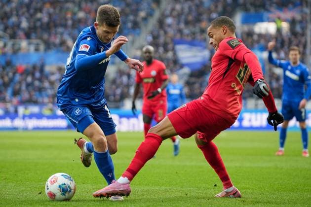Soccer 2 Bundesliga, Matchday 13, Karlsruher SC SV Elversberg on 23 11 2025 in Karlsruhe BBBank Wildpark , Germany, Season 2025 2026 DFL REGULATIONS PROHIBIT ANY USE OF PHOTOGRAPHS AS IMAGE SEQUENCES AND OR QUASI VIDEO Marvin Wanitzek 10, KSC in duel with Jan Gyamerah 30, SVE Karlsruhe BBBank Wildpark Germany Copyright: xChristophxKinzingerx
