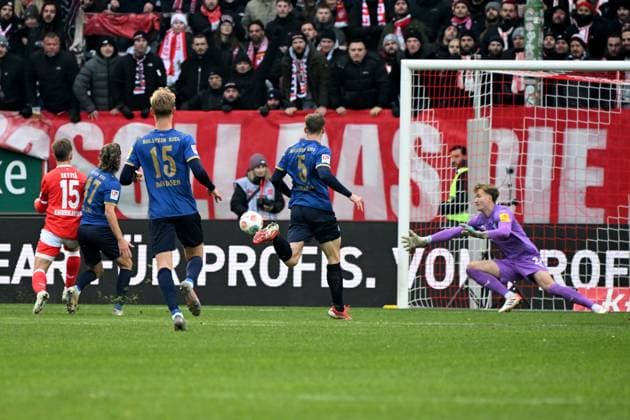23 11 2025, xjhx, Fussball 2 Bundesliga, 1 FC Kaiserslautern Holstein Kiel v l Naatan Mikael Skyttä 1 FC Kaiserslautern Torschuetze, erzielt das Tor, Treffer, scores the goal 2 0 Jonas Krumrey Holstein Kiel DFL DFB REGULATIONS PROHIBIT ANY USE OF PHOTOGRAPHS as IMAGE SEQUENCES and or QUASI VIDEO Kaiserslautern