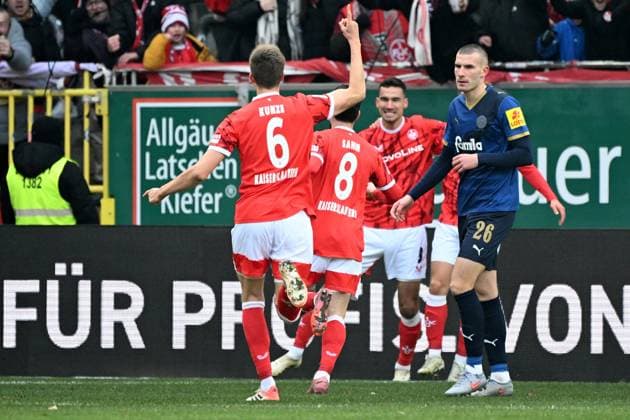 23 11 2025, xjhx, Fußball 2 Bundesliga, 1 FC Kaiserslautern Holstein Kiel v l Torjubel nach dem Tor zum celebrating the goal celebrate 2 0 durch Naatan Mikael Skyttä 1 FC Kaiserslautern DFL DFB REGULATIONS PROHIBIT ANY USE OF PHOTOGRAPHS as IMAGE SEQUENCES and or QUASI VIDEO Kaiserslautern