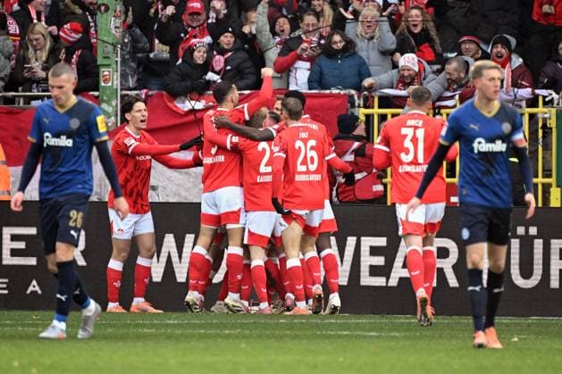 23 11 2025, xjhx, Fußball 2 Bundesliga, 1 FC Kaiserslautern Holstein Kiel v l Torjubel nach dem Tor zum celebrating the goal celebrate 2 0 durch Naatan Mikael Skyttä 1 FC Kaiserslautern DFL DFB REGULATIONS PROHIBIT ANY USE OF PHOTOGRAPHS as IMAGE SEQUENCES and or QUASI VIDEO Kaiserslautern