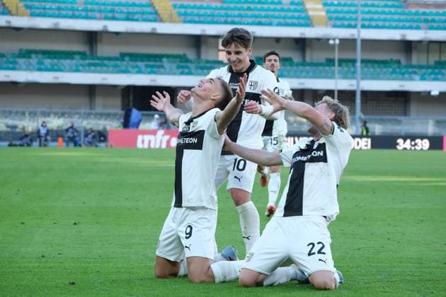 Exultation of the bench of celebrates after scores a goal during the soccer match between Hellas Verona FC and Parma Calcio, MD12 of Serie A Enilive Italian soccer championship 2025 2026 at Marcantonio Bentegodi Stadium on November 23, 2025, Verona, Italy.  Copyright: xRobertoxTommasini IPAxSportx xipa-agency.netx xx IPA_68293825 IPA_Agency_IPA68293825