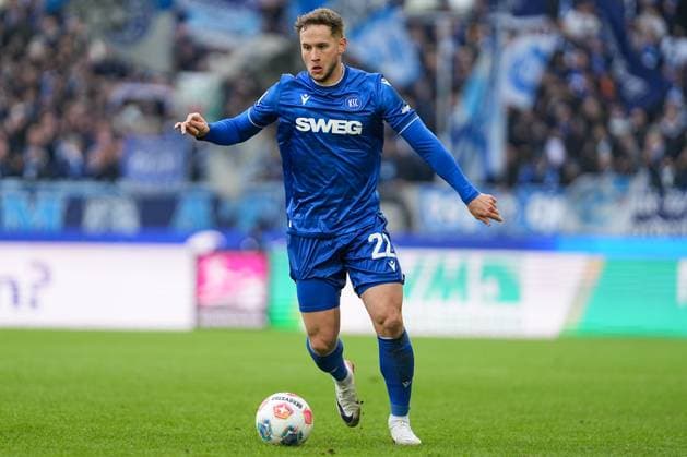 Soccer 2 Bundesliga, Matchday 13, Karlsruher SC SV Elversberg on 23 11 2025 in Karlsruhe BBBank Wildpark , Germany, Season 2025 2026 DFL REGULATIONS PROHIBIT ANY USE OF PHOTOGRAPHS AS IMAGE SEQUENCES AND OR QUASI VIDEO Christoph Kobald 22, KSC im Fokus Karlsruhe BBBank Wildpark Germany Copyright: xChristophxKinzingerx