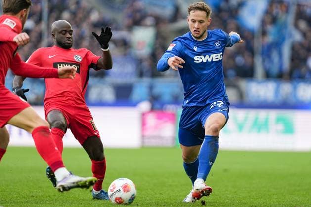 Soccer 2 Bundesliga, Matchday 13, Karlsruher SC SV Elversberg on 23 11 2025 in Karlsruhe BBBank Wildpark , Germany, Season 2025 2026 DFL REGULATIONS PROHIBIT ANY USE OF PHOTOGRAPHS AS IMAGE SEQUENCES AND OR QUASI VIDEO Christoph Kobald 22, KSC in duel for the ball with Amara Conde 6, SVE Karlsruhe BBBank Wildpark Germany Copyright: xChristophxKinzingerx