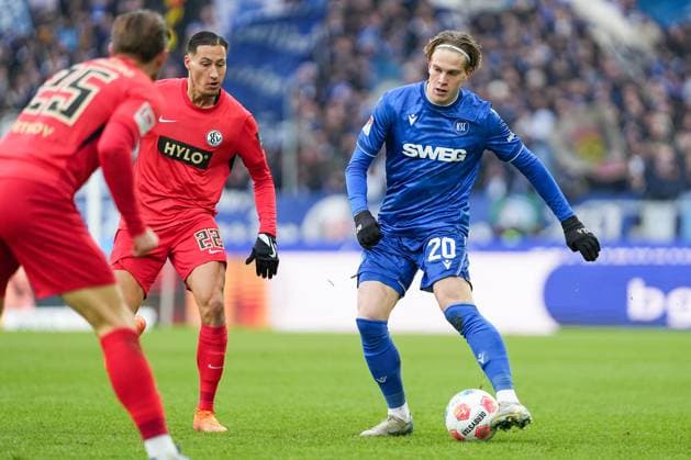 Soccer 2 Bundesliga, Matchday 13, Karlsruher SC SV Elversberg on 23 11 2025 in Karlsruhe BBBank Wildpark , Germany, Season 2025 2026 DFL REGULATIONS PROHIBIT ANY USE OF PHOTOGRAPHS AS IMAGE SEQUENCES AND OR QUASI VIDEO David Herold 20, KSC in focus defended by Younes Ebnoutalib 22, SVE Karlsruhe BBBank Wildpark Germany Copyright: xChristophxKinzingerx