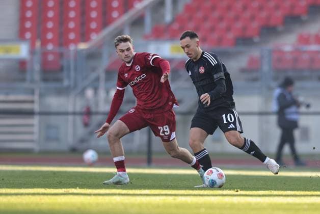 23 11 2025 Soccer Season 2025 2026 2 Soccer Bundesliga 13 Matchday 1 FC Nürnberg FCN Club DSC Arminia Bielefeld Sportfoto Zink DaMa xdaxmax DFL regulations prohibit any use of photographs as image sequences and or quasi video only for editorial use Tim Handwerker 29, Arminia Bielefeld Julian Justvan 10, 1 FC Nürnberg FCN