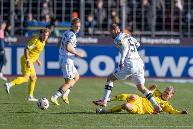 Fight for the ball duel between Florian Pick 1 FC Saarbruecken, 20 and Thore Jacobsen TSV 1860 Muenchen, 05 GER, TSV 1860 Muenchen vs 1 FC Saarbruecken, Football, 3 Bundesliga, Matchday 15, Season 2025 2026, 23 11 2025 DFL DFB REGULATIONS PROHIBIT ANY USE OF PHOTOGRAPHS as IMAGE SEQUENCES and or QUASI VIDEO GER, TSV 1860 Muenchen vs 1 FC Saarbruecken, Football, 3 Bundesliga, Matchday 15, Season 2025 2026, 23 11 2025 Muenchen Copyright: xEibner-Pressefoto HeikexFeinerx EP_HFR