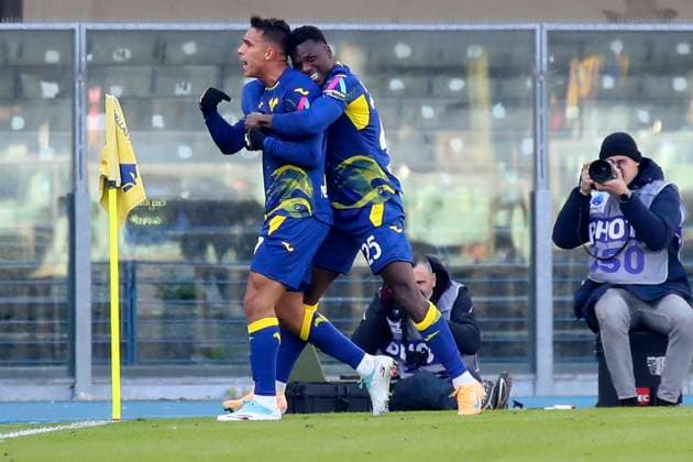 Verona™s Giovane celebration goal 1-1 during the Serie A soccer match between Hellas Verona and Parma at the Bentegodi Stadium in Verona, north west Italy - Sunday , November 23 , 2025. - Soccer .  Copyright: xPaolaxGarbuio Lapressex