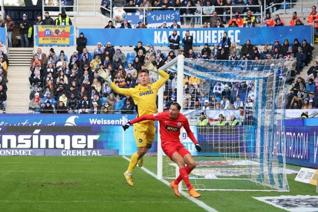 23 11 2025, Football, Men, 2 Bundesliga, Season 2025 2026, Karlsruher SC SV 07 Elversberg, Younes Ebnoutalib SV 07 Elversberg , Hans Christian Bernat Karlsruher SC Karlsruhe BBBank Wildpark Baden Württemberg Germany DEU Copyright: xSebastianxBachx