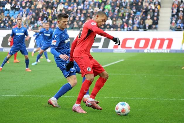 23 11 2025, Football, Men, 2 Bundesliga, Season 2025 2026, Karlsruher SC SV 07 Elversberg, Jan Gyamerah SV 07 Elversberg , Marvin Wanitzek Karlsruher SC Karlsruhe BBBank Wildpark Baden Württemberg Germany DEU Copyright: xSebastianxBachx